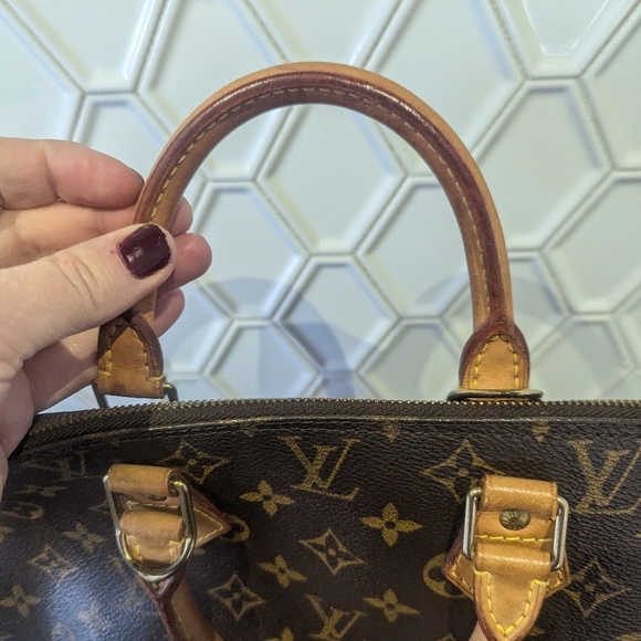 Louis Vuitton Alma - Picture 8 of 17